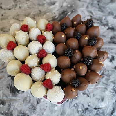 Классика в сердце с малиной и ежевикой в размере М в Клубника в шоколаде VeryBerryLab по цене 7890