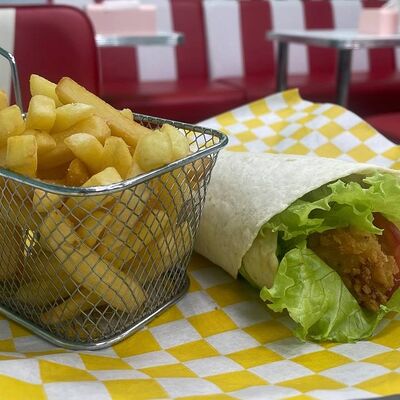 Комбо 2 в 1 (Цезарь ролл с курицей, картофель фри) в Old Buick Diner по цене 430 ₽