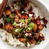 Цыпленок Кунг-Пао с паровым рисом овощами и кинзой в фирменном соусе в Mr.Mao по цене 545