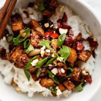 Цыпленок Кунг-Пао с паровым рисом овощами и кинзой в фирменном соусе в Mr.Mao по цене 545 ₽