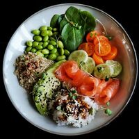 Поке-боул с лососем в Rollup