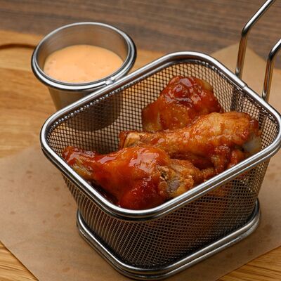 Крылья куриные в остром соусе в Bronze lion по цене 520 ₽