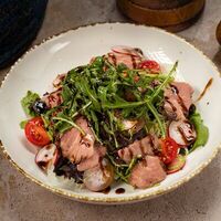 Салат с ростбифом и заправкой из ткемали в Чакапули