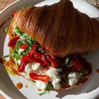 Круассан с вялеными черри и страчателлой в Кофе и Вафли по цене 420 ₽