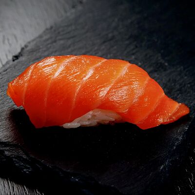 Суши с лососем в Hot Pizza по цене 160 ₽