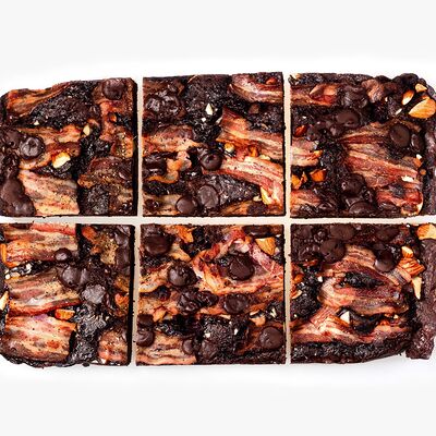 Брауни с беконом, вишней и миндалем в Brave goodies по цене 320 ₽