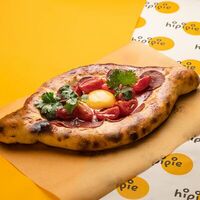 Хачапури по-аджарски с пеперони и томатами черри в Hipipie