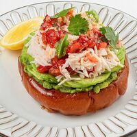 Бриошь с камчатским крабом и томатами в Phantom