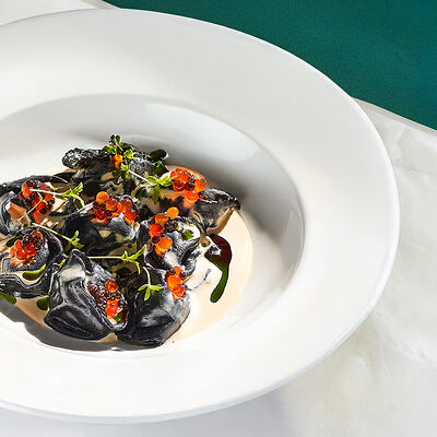 Чёрные пельмени с судаком в сливочном соусе в Вартазия по цене 1050 ₽