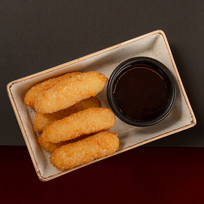 Сырные палочки с ягодным соусом в ЧЕТЫРЕ СЫНА по цене 390 ₽