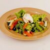 Салат с малосольной форелью, миксом зелени и соусом бальзамик в Chikki pizza по цене 850