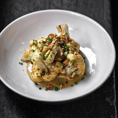 Цветная капуста, кешью и кунжутный соус в Техникум по цене 490 ₽