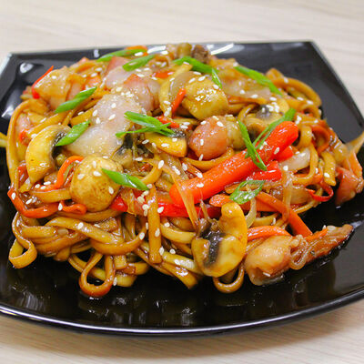 Удон с шампиньонами и беконом в соусе терияки в Maiko Sushi Bar по цене 329 ₽