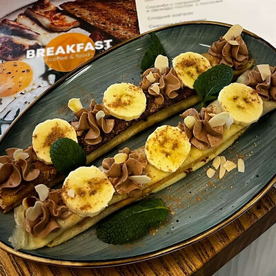 Блинчики с шоколадным крем-чизом и бананом в Breakfast по цене 505 ₽