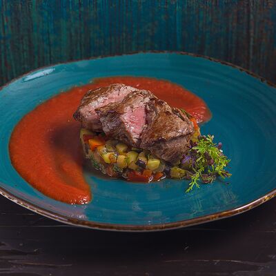 Овощной рататуй с обжаренной на гриле говяжьей вырезкой и соусом из протертых томатов в Длинный нос по цене 840 ₽