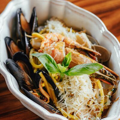 Спагетти с морепродуктами в Макадамия по цене 1300 ₽