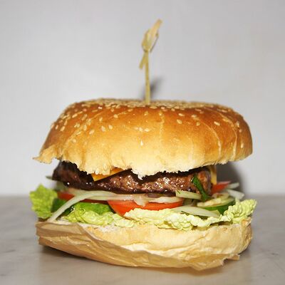 Бургер с курицей в Халяль по цене 350 ₽