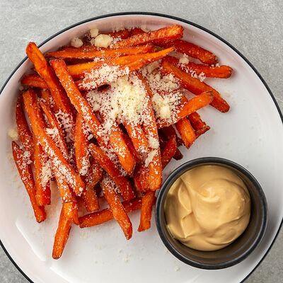 Батат фри с пармезаном и трюфельным маслом в Hive по цене 570 ₽