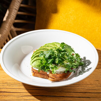 Бриошь с авокадо и яйцом пашот в Сыроварня по цене 520 ₽