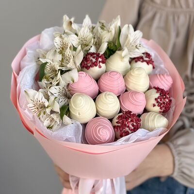 Букет из клубники в шоколаде и альстромерий Дианав Клубника по цене 4990 ₽