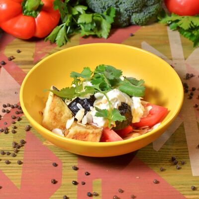 Салат с жареным баклажаном, миндалем и сыром страчателла в АйДаБаран по цене 750 ₽