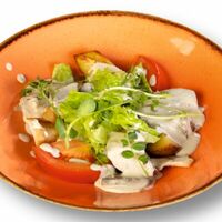 Теплый салат с куриным филе в Кафе Миндаль
