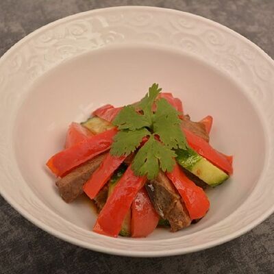 Салат из свежих овощей с отварной телятиной в Чапай по цене 285