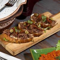  Брускетта с рваной телятиной и вялеными томатамив Балканский гурман