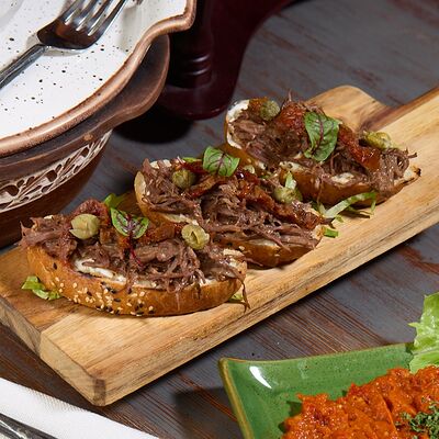  Брускетта с рваной телятиной и вялеными томатамив Балканский гурман по цене 620 ₽