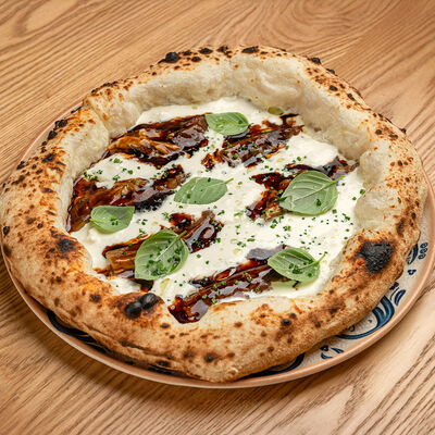 Пицца с баклажаном и страчателлой в Olio по цене 990 ₽