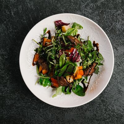 Мясной салат с мраморной говядиной Шато в Vladbeef Bar по цене 750 ₽