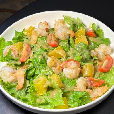 Салат с апельсином и креветками в Немузей по цене 640 ₽