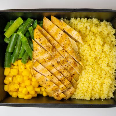 Филе куриное на гриле с кускусом и шашлычным соусом в Тарелка по цене 445 ₽