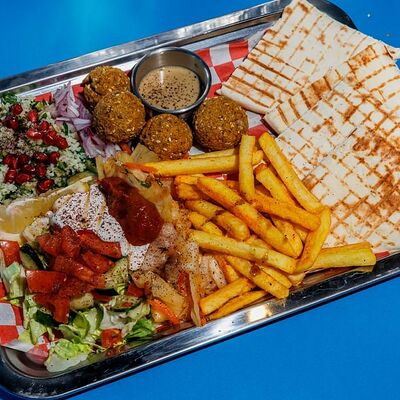 Открытый берлинский кебаб с фалафелем в Ист по цене 936 ₽