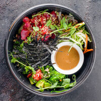 Гавайский салат-боул Ахи Поке с филе тунца и авокадо в BonoBo