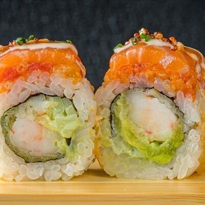 Ролл с тартаром из тунца, креветкой темпура, лососем и имбирны в Yellowfin by Bluefin по цене 810 ₽