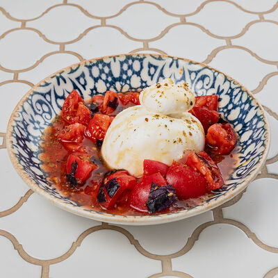 Буррата с томатами в Maroon по цене 1590 ₽