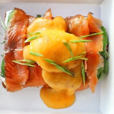 Бенедикт с лососем и авокадо с соусом Голондез в oh my toast по цене 890 ₽