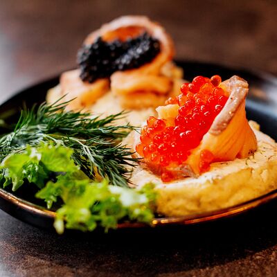 Гренки с яйцом, лососем и имитированной икрой в Swede по цене 438 ₽