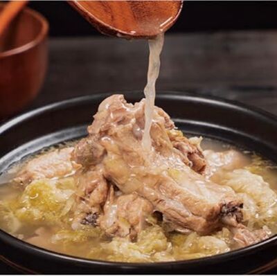 Свиные ребрышки с квашеной капустой в ГУаНЬ ЯНЬ по цене 1600 ₽