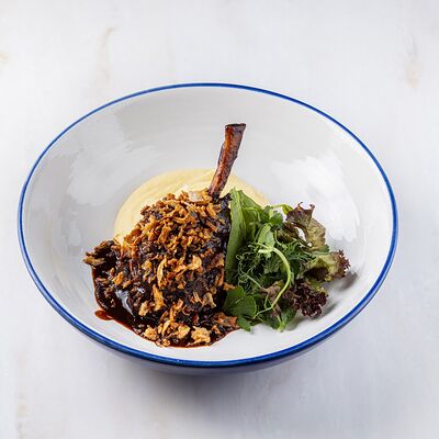 Мини-рулька на кости, глазированная в соусе демиглас, с картофельным пюре и луком фри в Brasserie Lambic по цене 1590 ₽