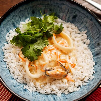 Рис басмати с дарами моря в сливочно-горчичном соусе в Ребра по цене 430 ₽