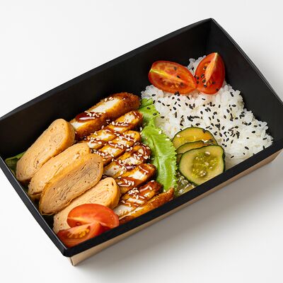 Бенто с курицей в Kuji Sushi по цене 650 ₽