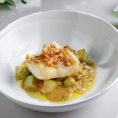 Треска с кабачком, шпинатом и пармезаном в Кукумбер по цене 495