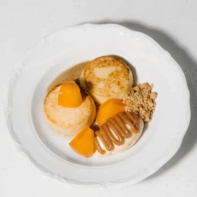 Сырники, хурма, крем-халва, крем-бри в Эклерная по цене 670 ₽