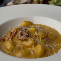 Ньокки с копчёной грудинкой и чеддером в PastaBar