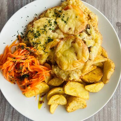 Куриная отбивная с грибами и гарниром в Перчим & солим по цене 570 ₽