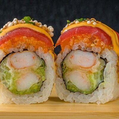 Ролл с тартаром из лосося, креветкой темпура, тунцом и соусом в Yellowfin by Bluefin по цене 810 ₽