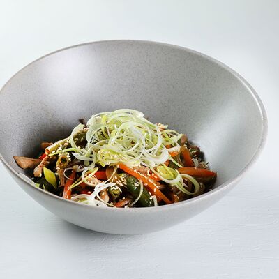 Лапша Soba гречневая с курицей в Сфера City Суши по цене 349 ₽