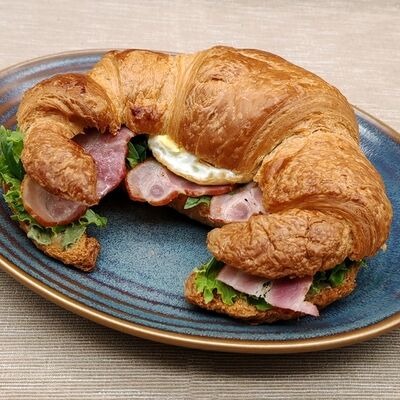 Круассан с беконом, яйцом и Гуакамоле в Кафе-пекарня Susser по цене 480 ₽